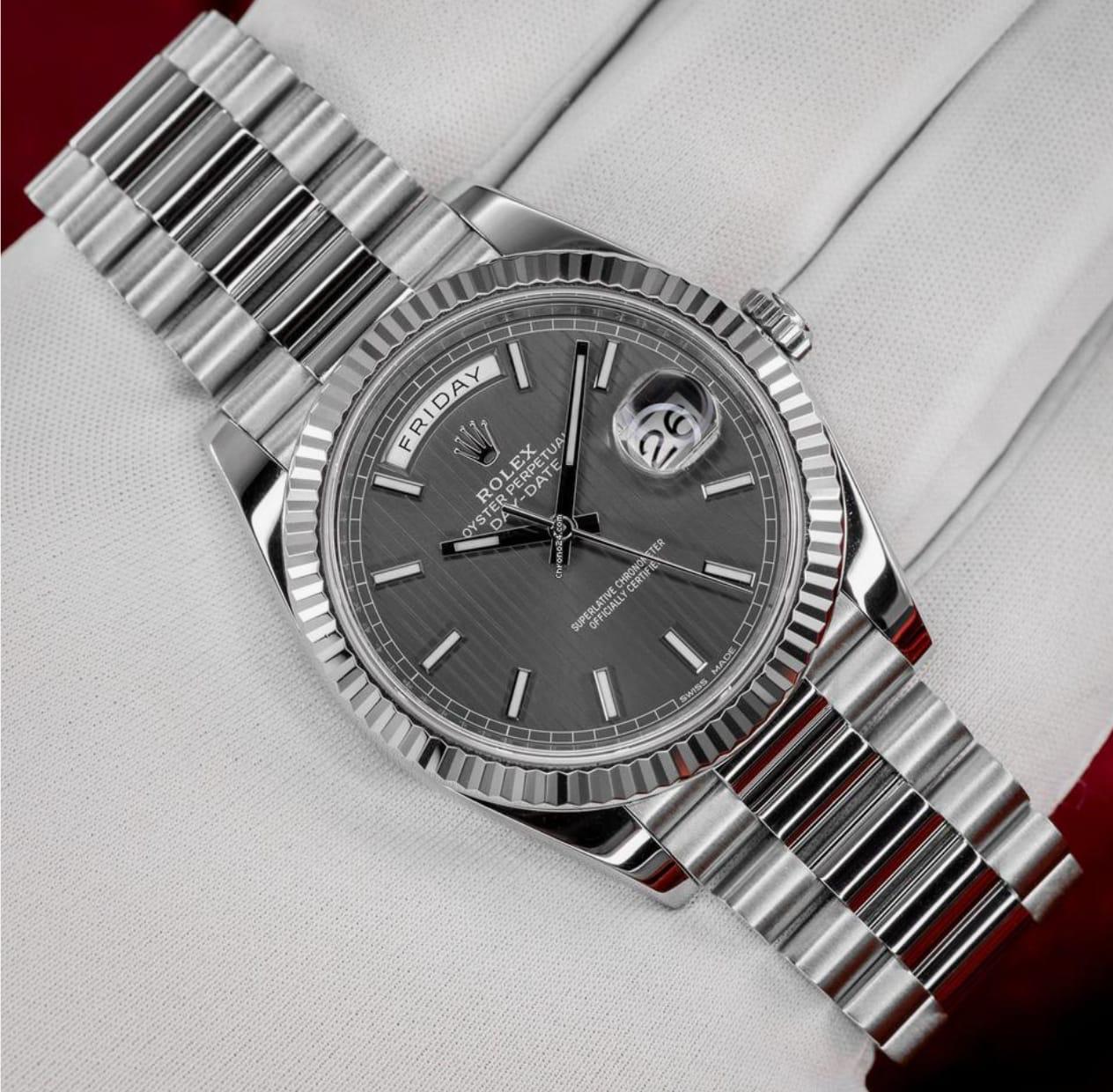 Role_x  day date silver grey